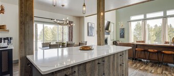 Modern Island Park Cabin ~ 23 Mi to Yellowstone!