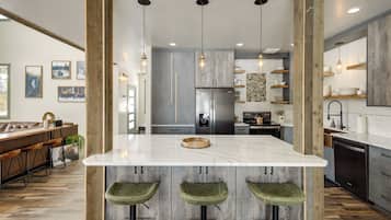 House (5 Bedrooms) | Interior