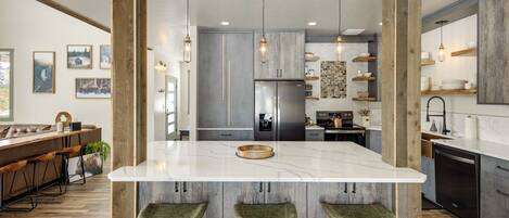 House (5 Bedrooms) | Interior