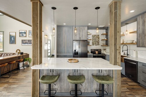Modern Island Park Cabin ~ 23 Mi to Yellowstone!
