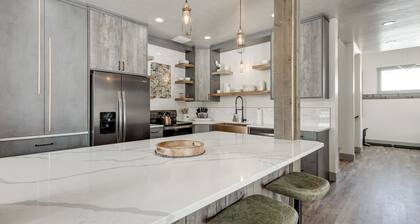 Modern Island Park Cabin ~ 23 Mi to Yellowstone!