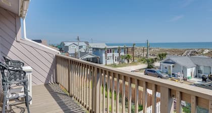 Fernandina Beach Vacation Rental: Steps to Beach!
