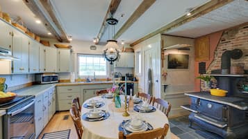 House (4 Bedrooms) | Interior