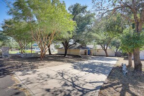 House (3 Bedrooms) | Interior - Deck + Cliffside Belton Lake Views: Temple Retreat (Temple)