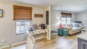 Un salon confortable avec un coin café, un canapé et un espace repas.
