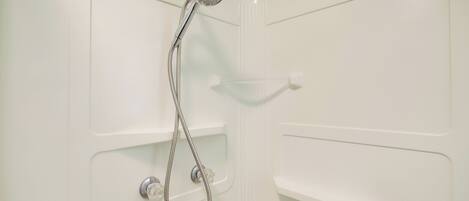 Eine Dusche mit Duschkopf und Brauseschlauch.