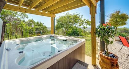 Fredericksburg Retreat w/ Private Hot Tub & Patio!