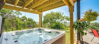 Fredericksburg Retreat w/ Private Hot Tub & Patio!