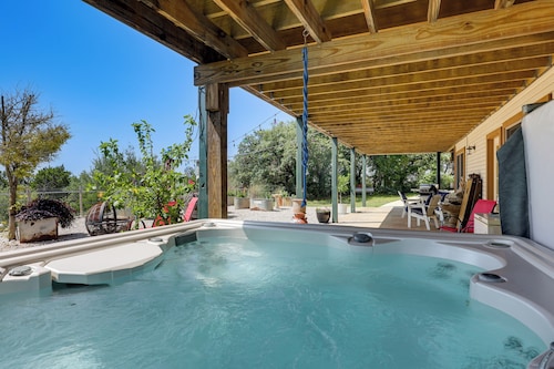 Fredericksburg Retreat w/ Hot Tub, Patio & Views