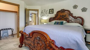 Una camera da letto con un letto di legno, un comodino, una lampada e uno specchio.