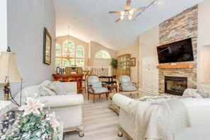 Interior - 10-acre Lakefront Home w/ Pool, Hot Tub & Dock! (Camdenton)