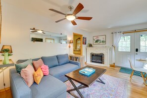 Fernseher, Kamin, Bücher