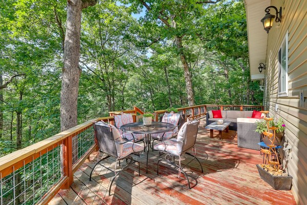 Outdoor dining - Secluded Ozark Mtn Cottage w/ Wraparound Deck (Eureka Springs)