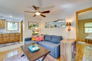 Fernseher, Kamin, Bücher