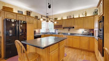 House (5 Bedrooms) | Interior