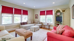 Unclassified image, 2 of 27, button - Charming St Petersburg Bungalow 2 Mi to Downtown! (St. Petersburg)
