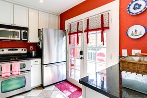 Cottage (2 Bedrooms) | Private kitchen