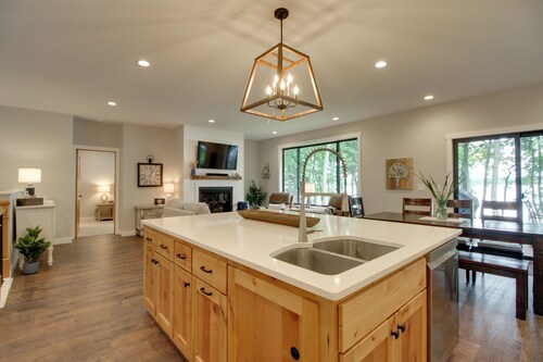 Pet Friendly Lakefront Home: Dock, Kayaks & More!