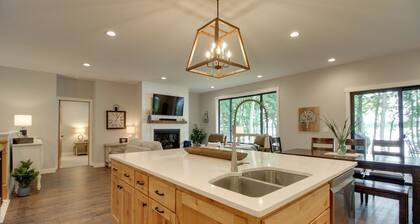 Pet Friendly Lakefront Home: Dock, Kayaks & More!