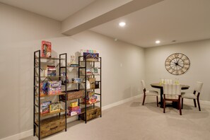 House (5 Bedrooms) | Interior