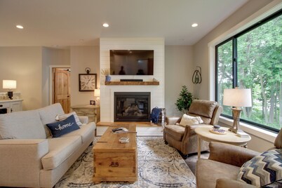 Kayaks & Dock: Lakefront Retreat in Alexandria