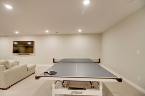 House (5 Bedrooms) | Interior