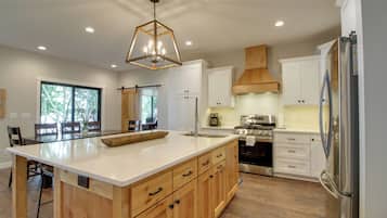 House (5 Bedrooms) | Interior