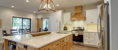 House (5 Bedrooms) | Interior