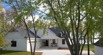 Kayaks & Dock: Lakefront Retreat in Alexandria