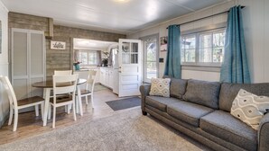 TV - Traverse City Vacation Rental: Dock, Kayaks, Grill (Traverse City)