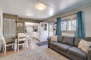 TV - Traverse City Vacation Rental: Dock, Kayaks, Grill (Traverse City)