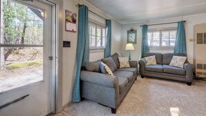 TV - Traverse City Vacation Rental: Dock, Kayaks, Grill (Traverse City)
