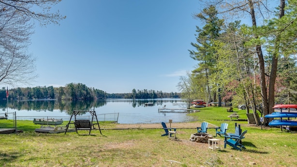 Property grounds - Traverse City Vacation Rental: Dock, Kayaks, Grill (Traverse City)