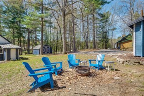 Property grounds - Traverse City Vacation Rental: Dock, Kayaks, Grill (Traverse City)