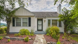 Exterior - Cumberland Cottage w/ Screened Porch + Fire Pit! (Cumberland)