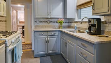 Cottage (2 Bedrooms) | Microwave, oven, stovetop, dishwasher