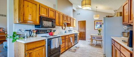 Apartment (2 Bedrooms) | Private kitchen | Microwave, oven, stovetop, dishwasher