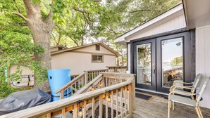 A deck with a wooden railing, a barbecue grill, and outdoor seating. - Waterfront Home w/ Dock in South Grand Lake! (Vinita)