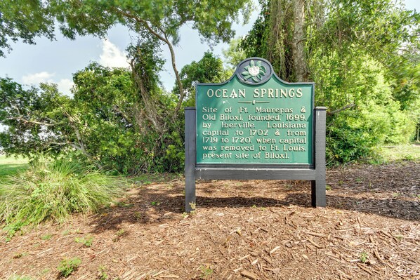 Un cartello storico su Ocean Springs, che ne racconta la fondazione e lo status di capitale.