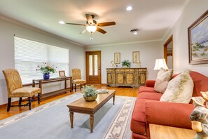 Living area - Cozy Mississippi Getaway Near Beaches & Kayaking! (Ocean Springs)