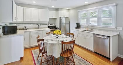 Connecticut Retreat: Steps to Historic Downtown!