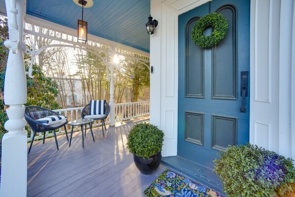 Terrace/patio - Pearl Creek House w/ Barrel Sauna & Fire Pit! (Purling)