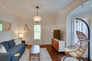 TV, books - Pearl Creek House w/ Barrel Sauna & Fire Pit! (Purling)