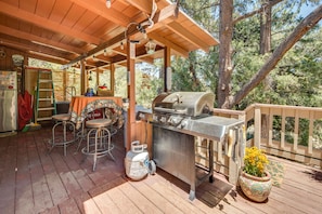 Outdoor dining - Pine Mountain Club Oasis w/ Heated Pool & Deck (Pine Mountain Club)