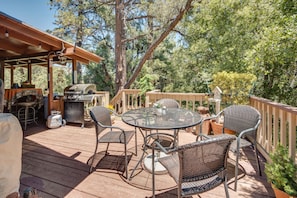 Outdoor dining - Pine Mountain Club Oasis w/ Heated Pool & Deck (Pine Mountain Club)