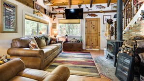 Living area - Pine Mountain Club Oasis w/ Heated Pool & Deck (Pine Mountain Club)