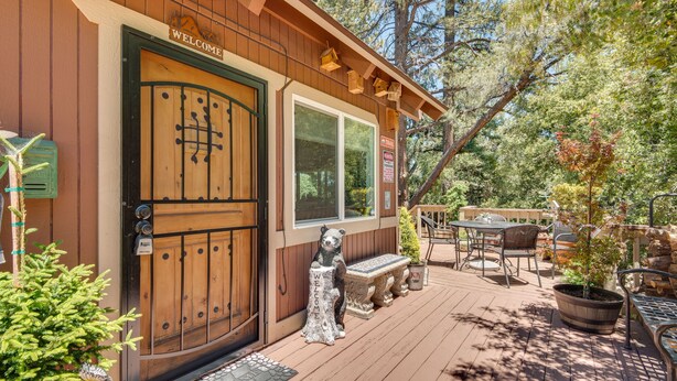 Outdoor dining - Pine Mountain Club Oasis w/ Heated Pool & Deck (Pine Mountain Club)
