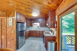 Maison (2 Bedrooms) | Cuisine privée | Micro-ondes, four, plaque de cuisson, serviettes en papier