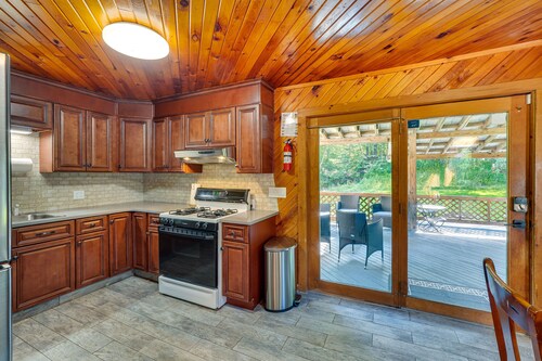 Cozy Livingston Manor Home w/ Wood-burning Stove!