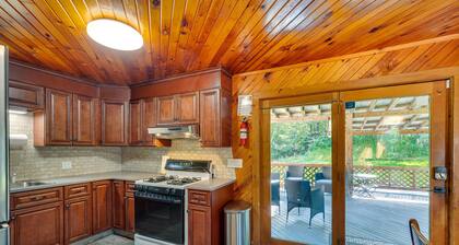 Cozy Livingston Manor Home w/ Wood-burning Stove!